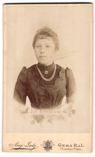 Fotografie August Lutz, Gera /R. j. L., Theaterplatz, Portrait Fräulein im Kleid mit Halskette