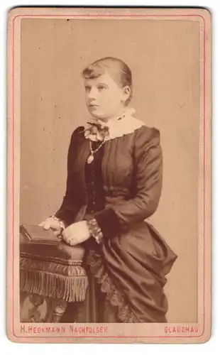 Fotografie H. Heckmann Nachfolger, Glauchau, Hoffnung 57, Portrait elegant gekleideter Dame mit Halskette