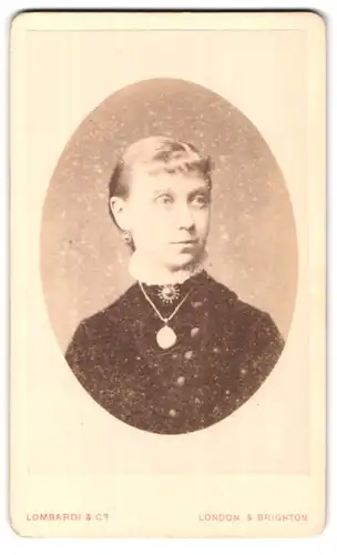 Fotografie Lombardi & Co., London-SW, 13, Pall Mall East, Portrait junge Dame mit Kragenbrosche und Amulett