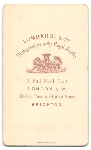 Fotografie Lombardi & Co., London-SW, 13, Pall Mall East, Portrait junge Dame mit Kragenbrosche und Amulett