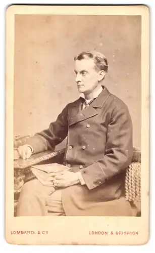 Fotografie Lombardi & Co., London-SW, 13, Pall Mall East, Portrait modisch gekleideter Herr mit einem Buch