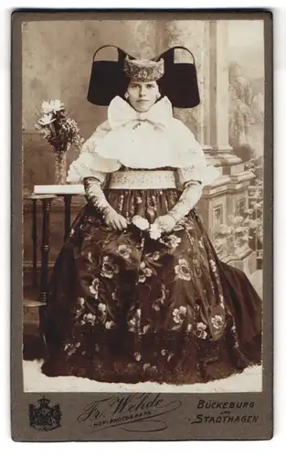 Fotografie Fr. Wehde, Bückeburg, Portrait junge Frau n prachtvollem Trachtenkleid