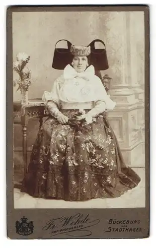 Fotografie Fr. Wehde, Bückeburg, Portrait Frau in hübscher Tracht