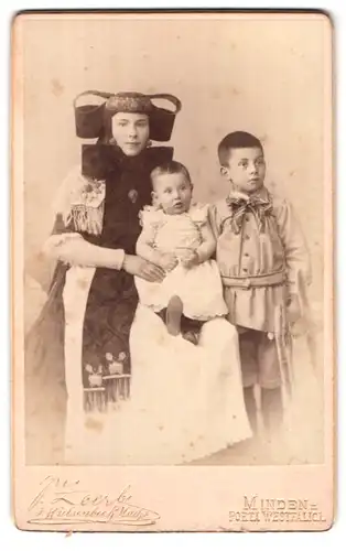 Fotografie S. Zoerk, Minden, Marienwallstr. 1, Portrait junge Mutter in Tracht mit ihren Kindern