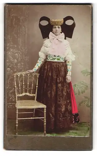 Fotografie Fr. Wehde, Bückeburg, Portrait junge Frau in schöner Tracht, coloriert