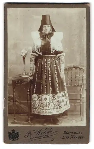 Fotografie Fr. Wehde, Bückeburg, Portrait Frau in Schaumburger Tracht