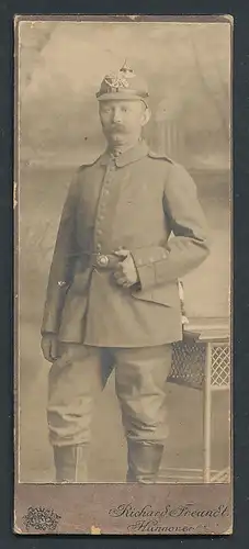 Fotografie Richard Freundt, Hannover, Feldstr. 2a, Portrait Soldat in Feldgrau mit preussischer Filz-Pickelhaube