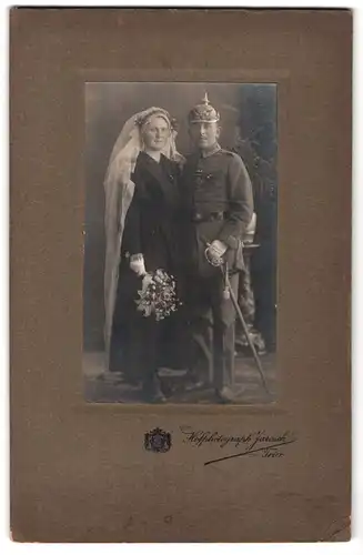 Fotografie Jarosch, Trier, Portrait Soldatenhochzeit, Soldat mit Pickelhaube & Eisernes Kreuz mit Ehefrau