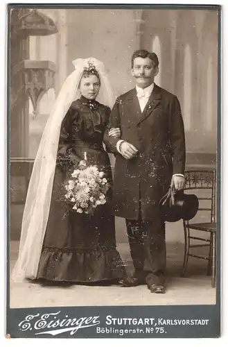 Fotografie E. Eisinger, Stuttgart, Böblingerstr. 75, Portrait junges Hochzeitspaar in schwarzen Kleidern