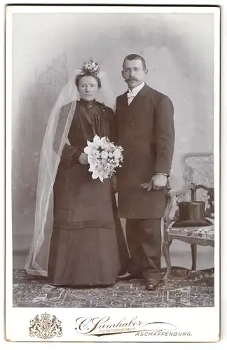 Fotografie C. Samhaber, Aschaffenburg, Portrait Hochzeitspaar in Schwarz mit weissem Schleier und Zylinder