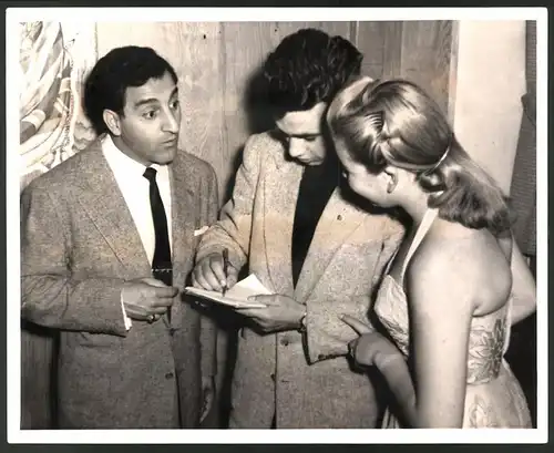 Fotografie Night Club Entertainer Danny Thomas gives Autograph to Yvonne Stein, Grossformat 25 x 20cm