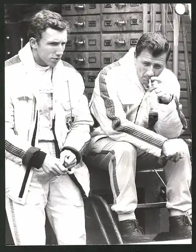 Fotografie Auto Rennfahrer Rolf Stommelen & Hans Herrmann im Porsche Rennstall, 1000 Km Rennen in Spa 1968