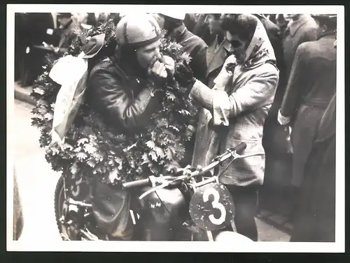 Fotografie Schirner, Berlin, Ansicht Wittenberg, Motorrad-Rennfahrer Werner Milcynski siegt auf NSU 250ccm 1948