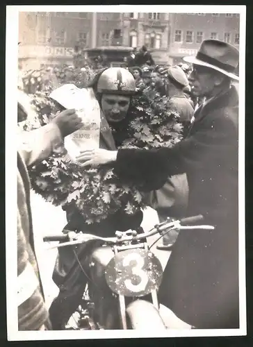 Fotografie Schirner, Berlin, Ansicht Wittenberg, Motorrad Rennfahrer Werner Milcynski siegt auf NSU 250ccm