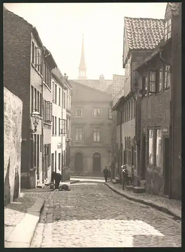 Fotografie Albin Müller, Hamburg, Ansicht Hamburg, Strassenansicht mit Kirchturm im Hintergrund