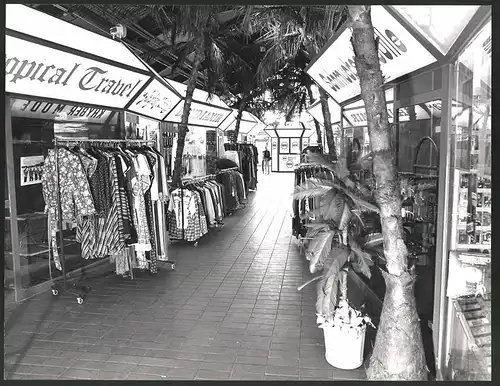 Fotografie K. P. Petersen, Berlin, Ansicht Berlin, U-Tropia Bahnof Bülowstr, Potsdamer Str. Ecke Bülowstr., Ladenzeile