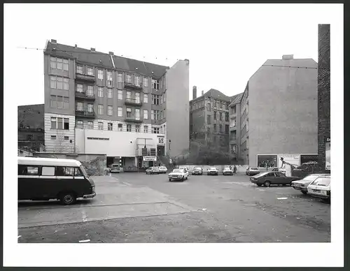 Fotografie K.P. Petersen, Berlin, Ansicht Berlin-Schöneberg, Akazien - Ecke Belzigerstr., Parkplatz des Bolle Supermarkt