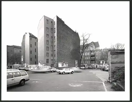 Fotografie K.P. Petersen, Berlin, Ansicht Berlin-Schöneberg, Akazien - Ecke Belzigerstr., Parkplatz vom Bolle Supermarkt