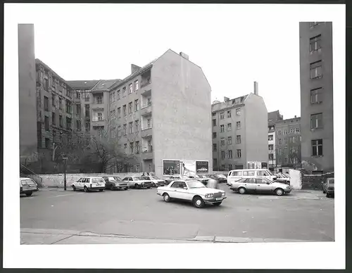 Fotografie K.P. Petersen, Berlin, Ansicht Berlin-Schöneberg, Akazien - Ecke Belzigerstr., Auto Mercedes Benz auf dem Hof