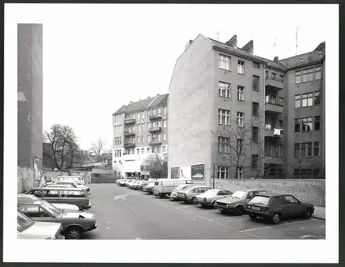 Fotografie K.P. Petersen, Berlin, Ansicht Berlin-Schöneberg, Akazien - Ecke Belzigerstr., Parkplätze Bolle Supermarkt