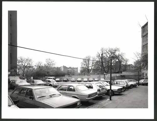 Fotografie K.P. Petersen, Berlin, Ansicht Berlin-Schöneberg, Akazien - Ecke Belzigerstr., Autos auf dem Bolle-Parkplatz