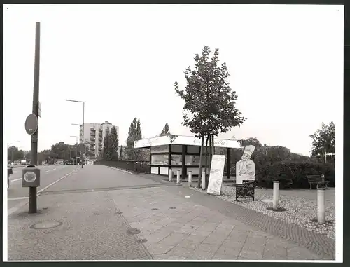 Fotografie K.P. Petersen, Berlin, Ansicht Berlin-Halensee, Kurfürstendamm - Schwarzbacher Brücke mit Imbiss, 30 x 23cm