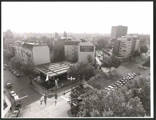 Fotografie K.P. Petersen, Berlin, Ansicht Berlin-Halensee, Kurfürstendamm Ecke Schwarzbacherstr. mit BP Tankstelle