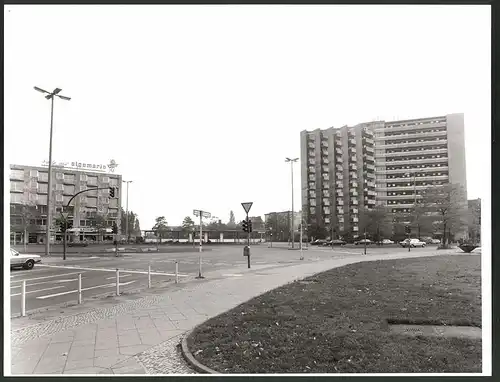 Fotografie K.P. Petersen, Berlin, Ansicht Berlin-Halensee, Halenseestr. Ecke Rathenauplatz, Wohnhaus, 30 x 23cm