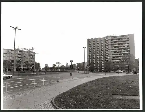 Fotografie K.P. Petersen, Berlin, Ansicht Berlin-Halensee, Halenseestrasse Ecke Rathenauplatz, Wohnhochhaus, 30 x 23cm