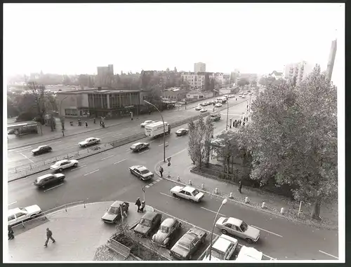 Fotografie K.P. Petersen, Berlin, Ansicht Berlin-Halensee, Kurfürstendamm Ecke Schwarzbacherstr., S-Bahnhof Halensee