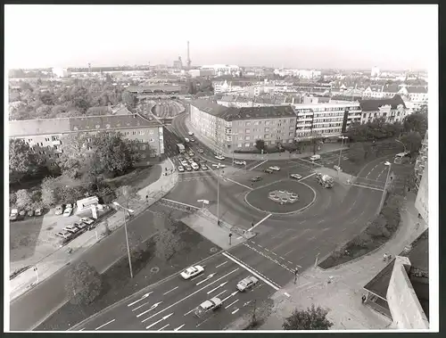Fotografie K.P. Petersen, Berlin, Ansicht Berlin-Halensee, Rathenauplatz, Blick entlang der Stadtautobahn zur Messe