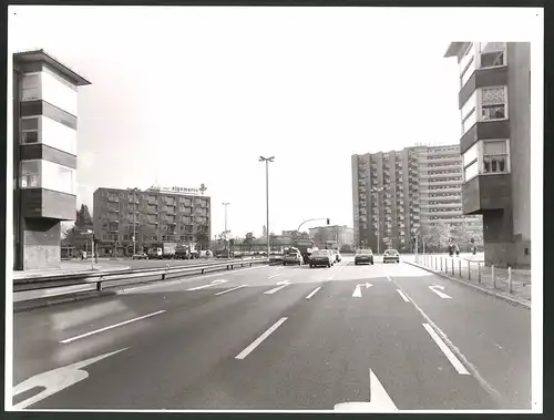 Fotografie K.P. Petersen, Berlin, Ansicht Berlin-Halensee, Halenseestrasse Ecke Kurfürstendamm, Wohnhäuser, 30 x 23cm