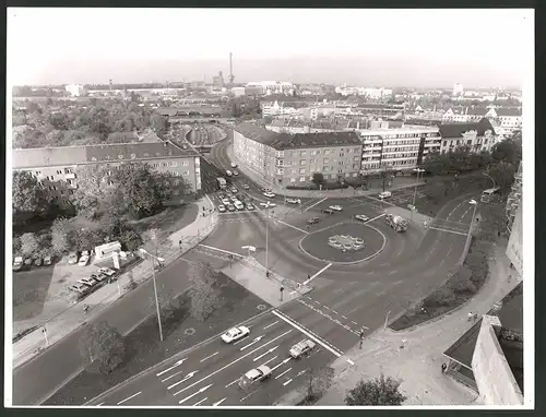 Fotografie K.P. Petersen, Berlin, Ansicht Berlin-Halensee, Rathenauplatz mit Blick zur Messe & Funkturm, 30 x 23cm