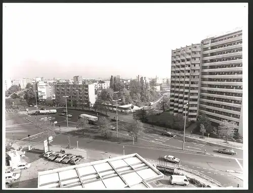 Fotografie K.P. Petersen, Berlin, Ansicht Berlin-Halensee, Rathenauplatz mit Esso Tankstelle, Grossformat 30 x 23cm