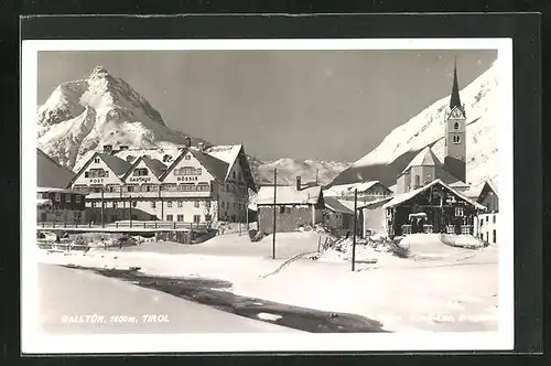 AK Galltür, Gasthof Rössle, Ort im Winterkleid