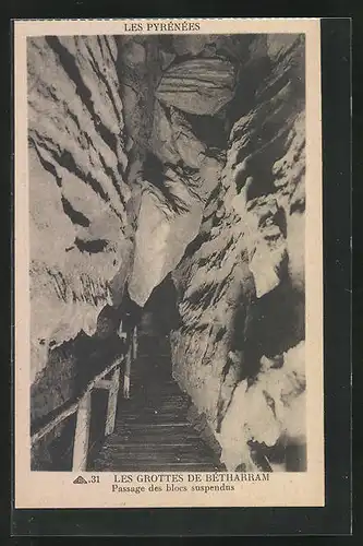 AK Lestelle-Bétharram, Les Pyrénées, Les Grottes de Bétharram, Passage des blocs suspendus