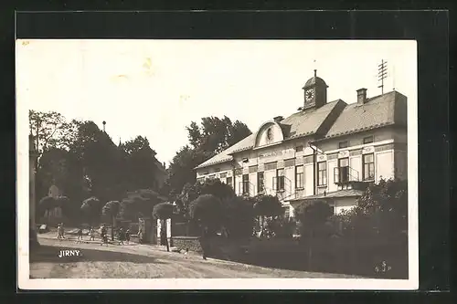 AK Jirny, Strassenpartie mit Rathaus