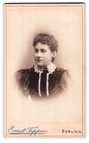 Fotografie Ernst Tepper, Berlin-N, Chaussee-Strasse 28, Portrait junge Dame im hübschen Kleid