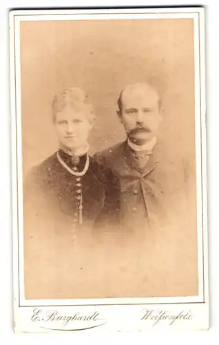 Fotografie E. Burghardt, Weissenfels, Saalstrasse 22, Portrait bürgerliches Paar in hübscher Kleidung