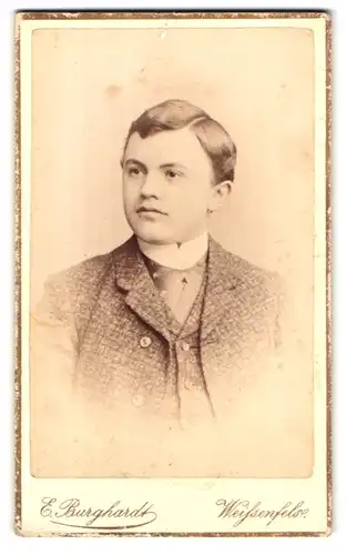 Fotografie E. Burghardt, Weissenfels, Am Hirsemannplatz, Portrait junger Mann im Anzug mit Krawatte