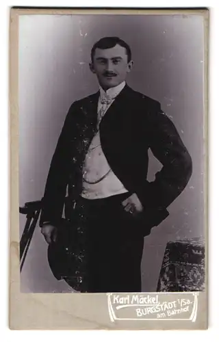 Fotografie Karl Mäckel, Burgstädt i /Sa., Am Bahnhof, Portrait junger Herr im Anzug mit Krawatte