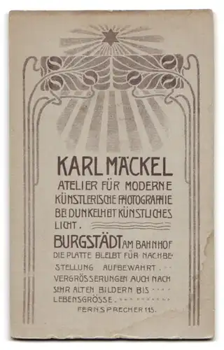 Fotografie Karl Mäckel, Burgstädt i /Sa., Am Bahnhof, Portrait junger Herr im Anzug mit Krawatte