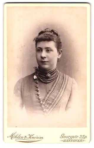 Fotografie Möhlen & Knirim, Hannover, Georgstrsase 25 p, Portrait junge Dame im Kleid mit Halskette