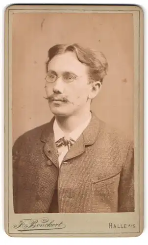 Fotografie F. Benckert, Halle a /S., Gr. Ulrich Strasse 28, Portrait bürgerlicher Herr mit Brille und Zwirbelbart
