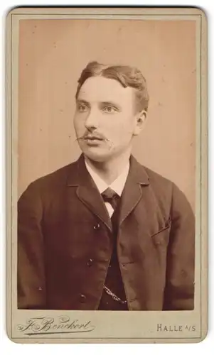 Fotografie F. Benckert, Halle a /S., Gr. Ulrich Strasse 28, Portrait eleganter Herr mit Oberlippenbart