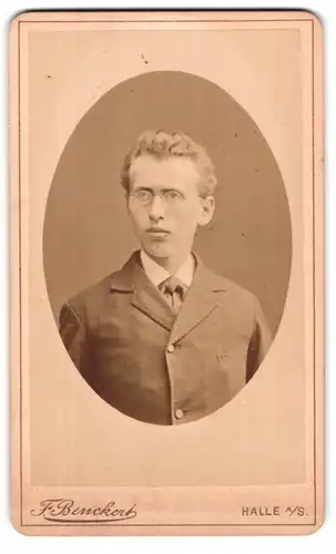 Fotografie F. Benckert, Halle a /S., Gr. Ulrich-Strasse 28, Portrait junger Mann im Anzug mit Zwicker