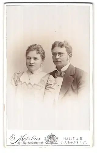 Fotografie E. Motzkus, Halle a /S., Gr. Ulrichstrasse 57, Portrait junges Paar in zeitgenössischer Kleidung