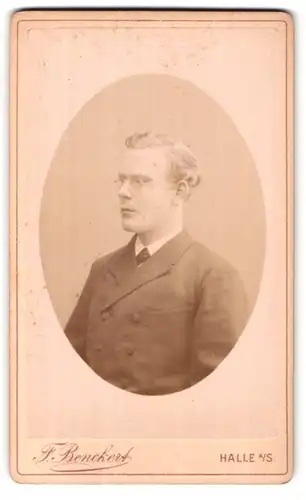 Fotografie F. Benckert, Halle a /S., Gr. Ulrich-Strasse 28, Portrait junger Mann im Anzug mit Brille