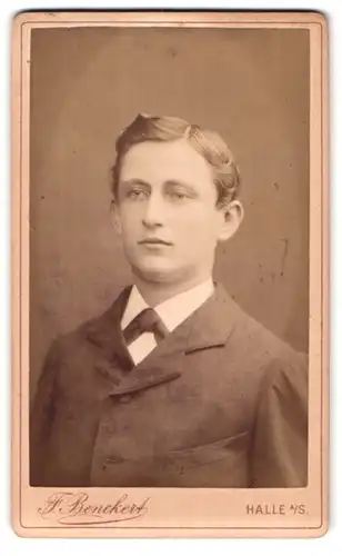 Fotografie F. Benckert, Halle a /S., Gr. Ulrich-Strasse 28, Portrait junger Herr im Anzug mit Fliege