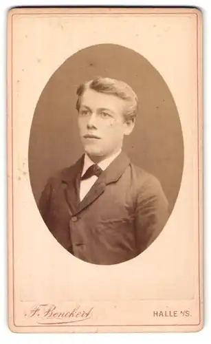 Fotografie F. Benckert, Halle a /S., Gr. Ulrich-Strasse 28, Portrait junger Mann im Anzug mit Fliege